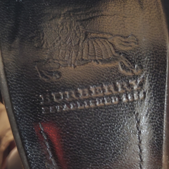 Burberry Brown Patent Leather Pleated T Strap Pumps Size 40/ 8.5 - Picture 5 of 9